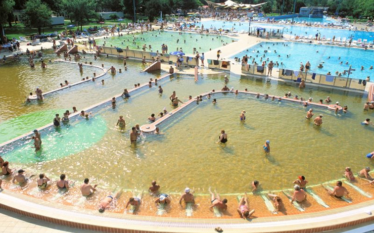 термали Угорщина Хайдусобосло термальні води